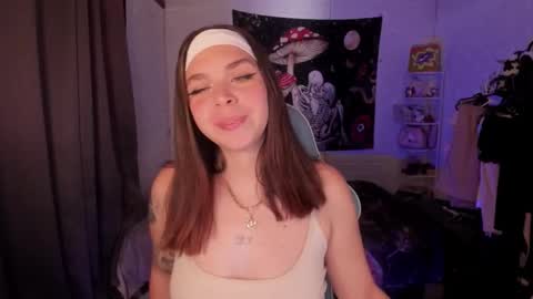 Nicol independent model online show from 8, 9, 2025