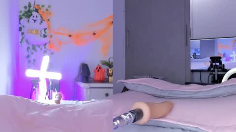 Nicolle Saenzz online show from 6, 10, 2025