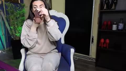 Nicolle online show from 18, 2, 2025