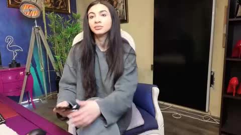 Nicolle online show from 19, 2, 2025