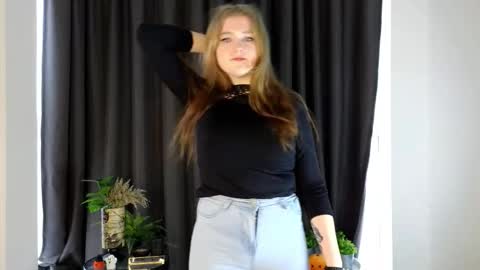 Snapshot of nightsaffron chatting on 1, 12, 2025 Azalea online show from 1, 12, 2025