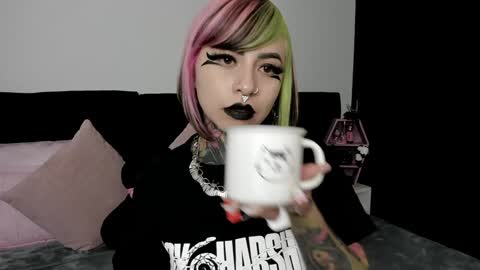 Nikki Ramone   online show from 24, 1, 2025