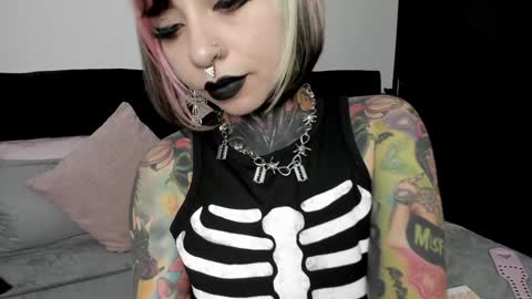 Nikki Ramone   online show from 5, 2, 2025