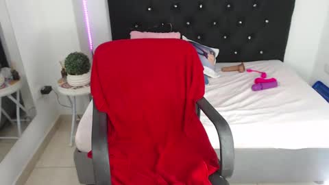 Snapshot of nikol_winick chatting on 25, 1, 2025 nikol_winick online show from 25, 1, 2025