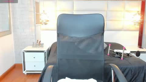 Snapshot of nohemi_louse chatting on 10, 9, 2025 Nohemi online show from 10, 9, 2025