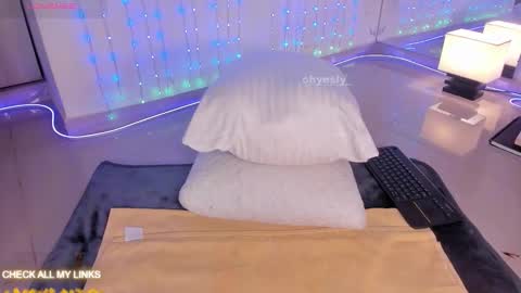 ohyesly_ online show from 6, 11, 2025