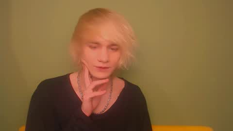 Snapshot of oliver_sweet_ chatting on 14, 12, 2024 Oliver online show from 14, 12, 2024