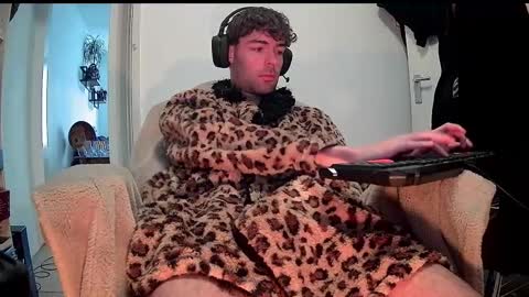 onesieboyx online show from 4, 3, 2025