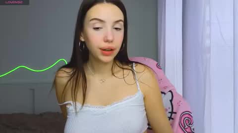 Snapshot of oopsiekitten chatting on 28, 9, 2025 Alice online show from 28, 9, 2025