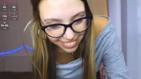 Snapshot of oopsiekitten chatting on 7, 10, 2025 Alice online show from 7, 10, 2025