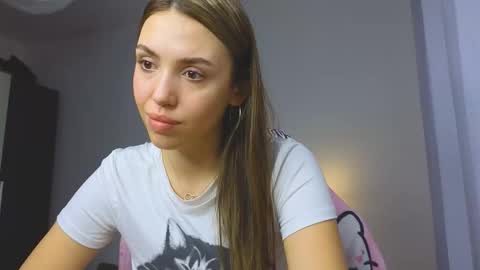 Snapshot of oopsiekitten chatting on 18, 10, 2025 Alice online show from 18, 10, 2025