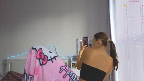 Snapshot of oopsiekitten chatting on 22, 10, 2025 Alice online show from 22, 10, 2025