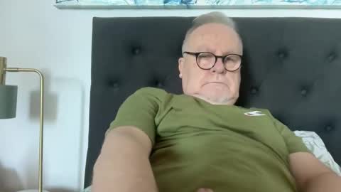 ozhairybearxxxx online show from 4, 11, 2025