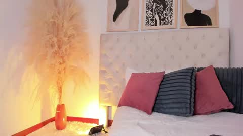 paula_hills_ online show from 12, 6, 2026