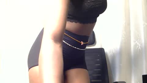 Snapshot of petite_freakette chatting on 21, 3, 2026 Moon online show from 21, 3, 2026