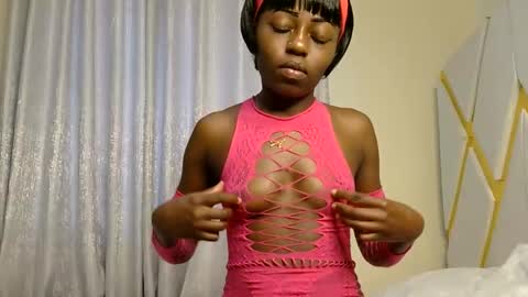 Snapshot of petite_freakette chatting on 11, 4, 2026 Moon online show from 11, 4, 2026