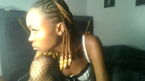 Snapshot of petite_queen69 chatting on 30, 5, 2026 petite_queen69 online show from 30, 5, 2026