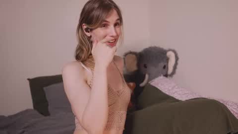 Snapshot of petitecut chatting on 10, 10, 2025 caracal online show from 10, 10, 2025