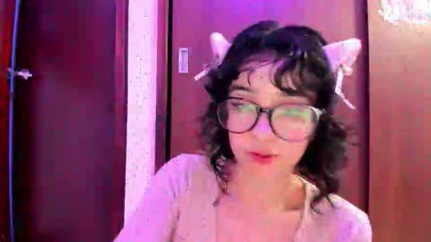 Snapshot of petitee_lunna chatting on 27, 10, 2025 Lunna online show from 27, 10, 2025