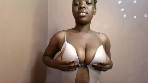 Snapshot of petitemomma76379 chatting on 7, 7, 2026 sexy chocolate online show from 7, 7, 2026