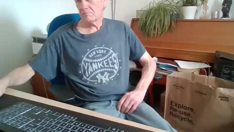 Snapshot of petitwilly chatting on 9, 4, 2026 petitwilly online show from 9, 4, 2026