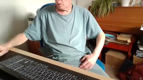 Snapshot of petitwilly chatting on 21, 4, 2026 petitwilly online show from 21, 4, 2026