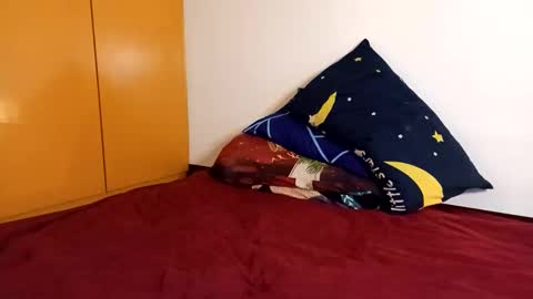 Online at weekends Friday to Sunday online show from 22, 2, 2025