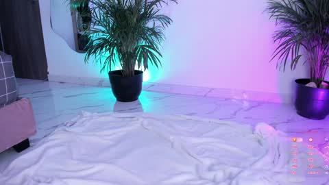 Snapshot of pretty_pettite chatting on 14, 12, 2024 pretty_pettite online show from 14, 12, 2024