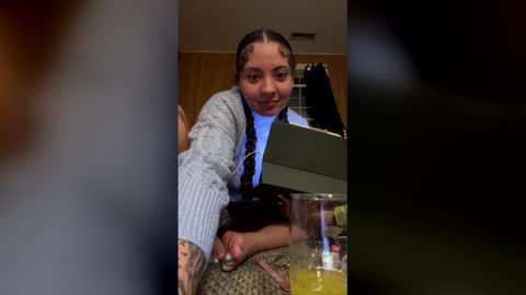 prettynnnpink online show from 16, 4, 2026