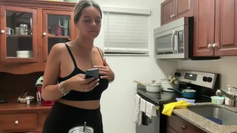 Snapshot of prettyyykittyyy22 chatting on 17, 11, 2025 prettyyykittyyy22 online show from 17, 11, 2025