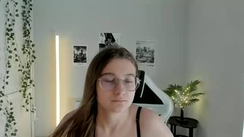 Snapshot of queen_amelie chatting on 4, 7, 2026 Amelie online show from 4, 7, 2026