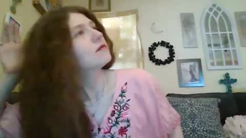 Snapshot of queencrimsonlvx chatting on 18, 4, 2026 queencrimsonlvx online show from 18, 4, 2026