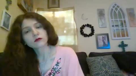 Snapshot of queencrimsonlvx chatting on 21, 4, 2026 queencrimsonlvx online show from 21, 4, 2026