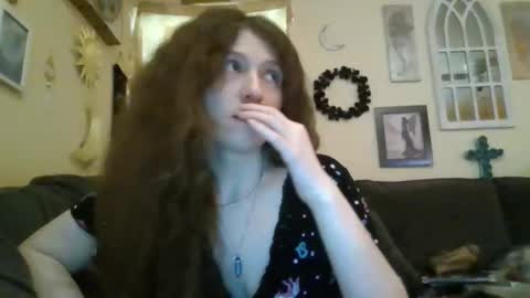 Snapshot of queencrimsonlvx chatting on 20, 5, 2026 queencrimsonlvx online show from 20, 5, 2026