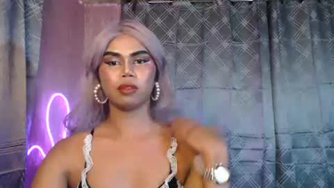 queenpinayebony_xx online show from 19, 4, 2026
