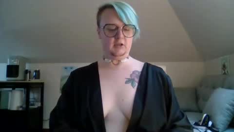 Snapshot of queerlyjaz chatting on 1, 10, 2025 queerlyjaz online show from 1, 10, 2025