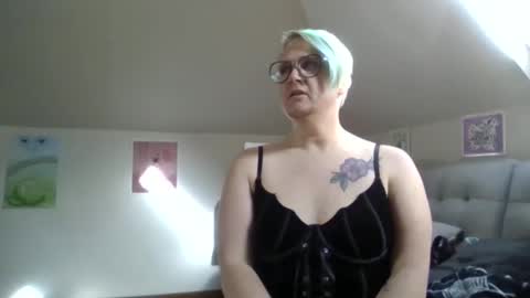 Snapshot of queerlyjaz chatting on 25, 10, 2025 queerlyjaz online show from 25, 10, 2025