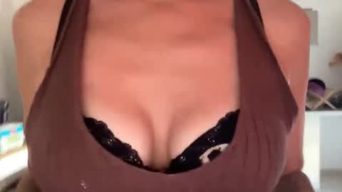 Quinnyelena online show from 8, 6, 2026