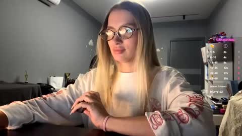 Mila online show from 15, 2, 2026