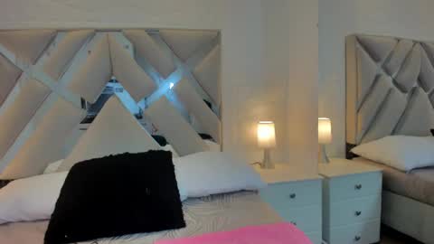 Raquel Moore  online show from 4, 3, 2025