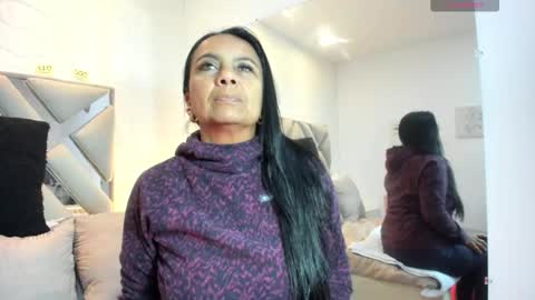 Raquel Moore  online show from 19, 9, 2025