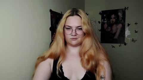 Snapshot of redhotqueen1 chatting on 17, 6, 2026 Rina online show from 17, 6, 2026