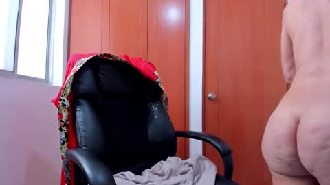 Snapshot of redroomxx chatting on 6, 1, 2025 MIA online show from 6, 1, 2025