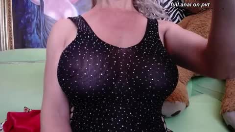 Snapshot of redroomxx chatting on 4, 10, 2025 MIA online show from 4, 10, 2025