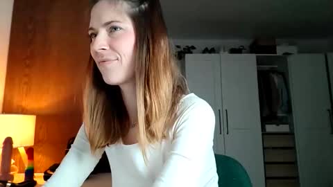 Snapshot of reileyfoxx chatting on 13, 4, 2026 Reiley online show from 13, 4, 2026