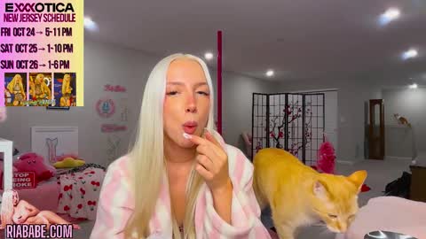 Snapshot of riababe chatting on 22, 10, 2025 ria  online show from 22, 10, 2025