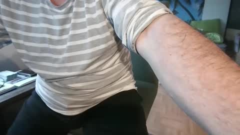 Snapshot of rolandloser1000 chatting on 10, 11, 2025 rolandloser1000 online show from 10, 11, 2025