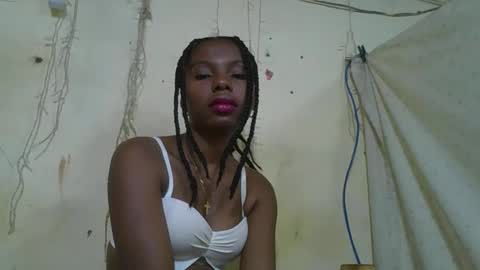 Snapshot of rosalinda933 chatting on 6, 5, 2026 Rosalinda online show from 6, 5, 2026