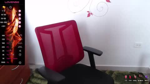 Snapshot of roxanne_summers2 chatting on 25, 9, 2025 Roxanne Summers online show from 25, 9, 2025