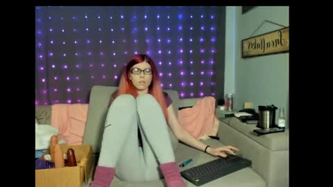 roxihazeleyes online show from 28, 2, 2025